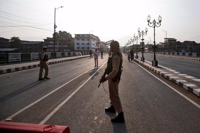 Despliegue policial en Srinagar