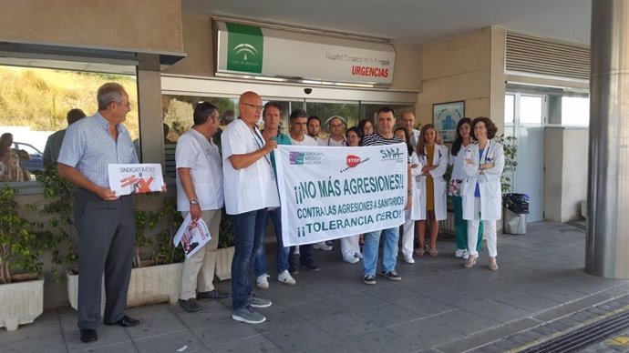 Concentración de profesionales sanitarios en el hospital comarcal de la Axarquía por la última agresión a una doctora residente