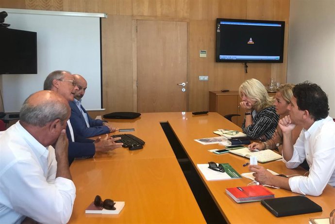 Los representantes de la Junta durante la reunión con la asociación Conde de Gazola