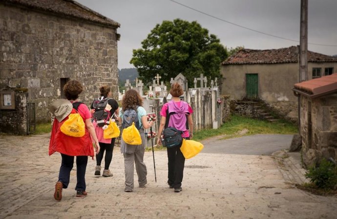  Ecoperegrinos. Camino de Santiago. Ecoembes  Peregrinos y hospitaleros del Camino de Santiago reciclaron más de 142.500 kilogramos de envases domésticos el pasado verano a su paso por Galicia, Asturias y Castilla y León