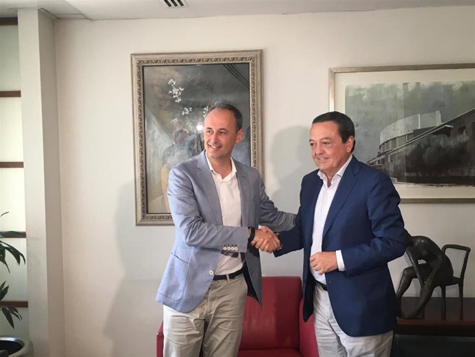 Javier Celdrán y José María Albarracín se saludan momentos antes de comenzar su reunión