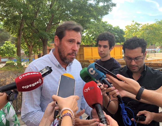El alcalde de Valladolid, Óscar Puente, atiende a los medios de comunicación en una visita al CEIP Pablo Picasso de la capital vallisoletana.