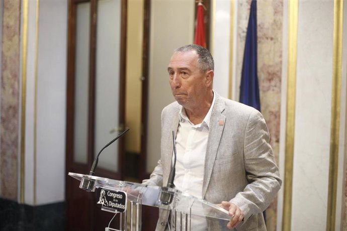 El portavoz de Compromís en el Congreso de los Diputados, Joan Baldoví, ofrece declaraciones a los medios de comunicación tras la segunda y definitiva votación fallida para la investidura del candidato socialista a la Presidencia del Gobierno.