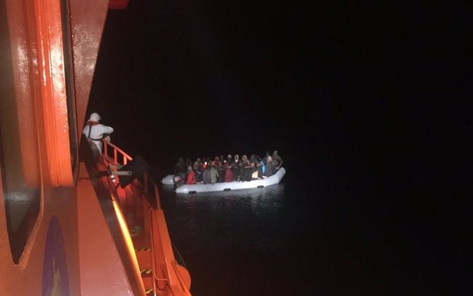 Imagen de archivo de una embarcación rescatada por Salvamento y trasladada al Puerto de Motril (Granada)