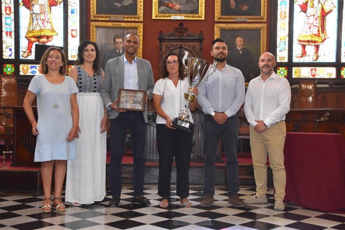 La regidora de Seguridad Ciudadana, Joana María Adrover,  y el consejero delegado del RCD Mallorca, Maheta Molango.