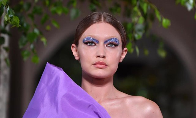 Gigi Hadid desfilando para Valentino en la  Fashion Week de Paris,  2019