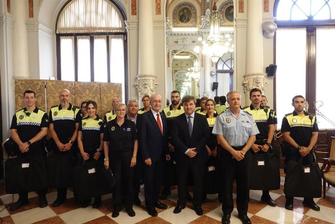 L alcalde de Málaga, Francisco de la Torre, acompañado por el Concejal de Seguridad, Avelino de Barrionuevo, ha hecho entrega de los últimos chalecos de protección personal para la Policía Local