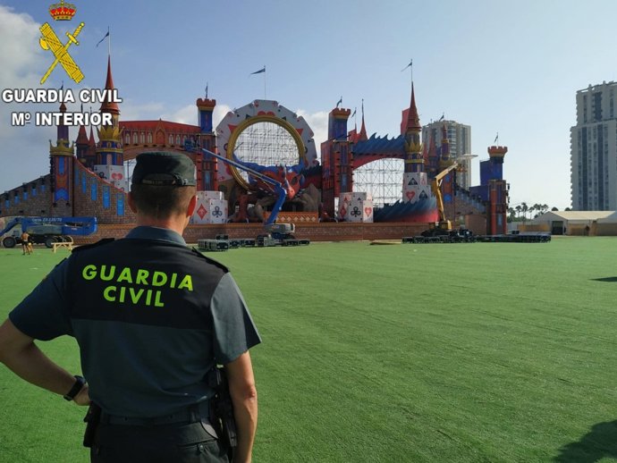Un agente en el Medusa Sunbeach