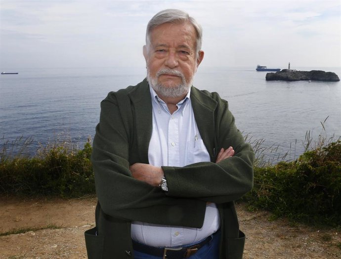 El escritor Jose María Guelbenzu protagoniza en la UIMP el ciclo de " Los Martes Literarios ".