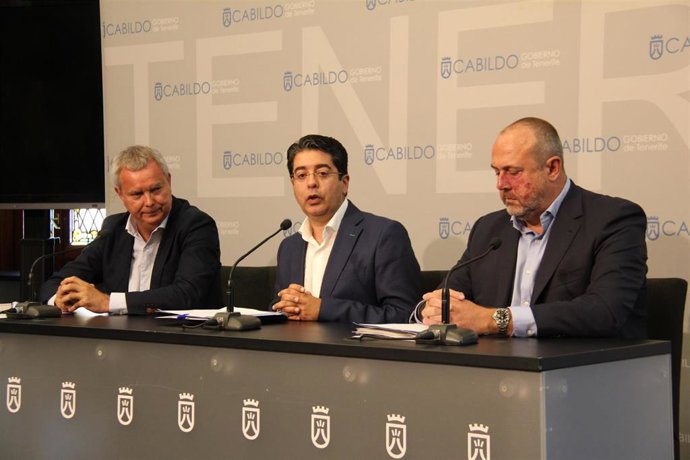 Consejero de Obras Públicas del Gobierno de Canarias, Sebastián Franquis; presidente del Cabildo de Tenerife, Pedro Martín, y vicepresidente y consejero de Carreteras, Enrique Arriaga, en rueda de prensa