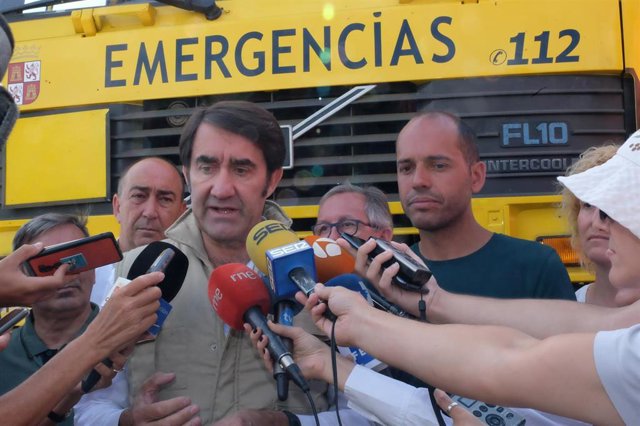 Suárez-Quiñones atiende a los medios de comunicación en el centro de mando del incendio que afecta a la Sierra de Guadarrama