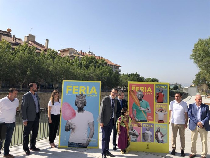 José Guillén, junto a Rebeca Pérez, José Ballesta, Jesús Pacheco y Eduardo Martínez-Oliva presentan el cartel de la Feria de Murcia