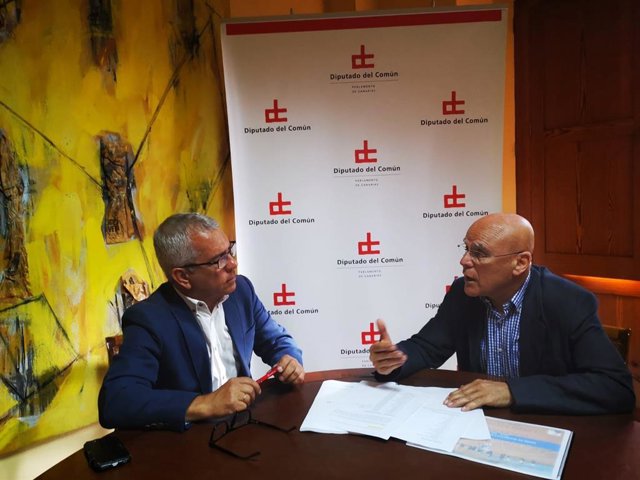 El promotor de la plataforma 'Canarias, 1500 Km de Costa', Sebastián Quintana, con el Diputado del Común, Rafael Yanes