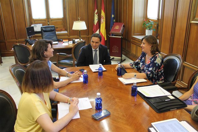 La consejera de Economía, Empresas y Empleo, Patricia Franco, se reúne con el presidente de la Diputación de Cuenca, Álvaro Martínez Chana
