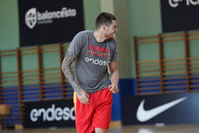 Juamcho Hernangómez se ríe durante un entrenamiento de la selección española de baloncesto