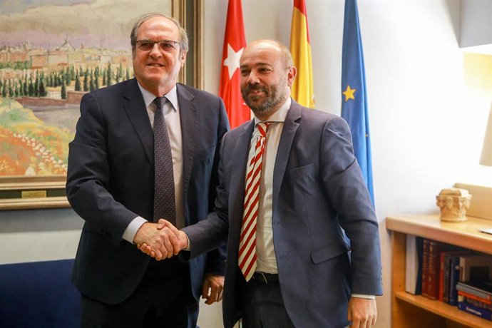 El presidente de la Asamblea de Madrid, Juan Trinidad (d), se reúne con el portavoz del PSOE en la Asamblea de Madrid, Ángel Gabilondo, en la segunda jornada de la tercera ronda de contactos para proponer un candidato a la Presidencia de la Comunidad de