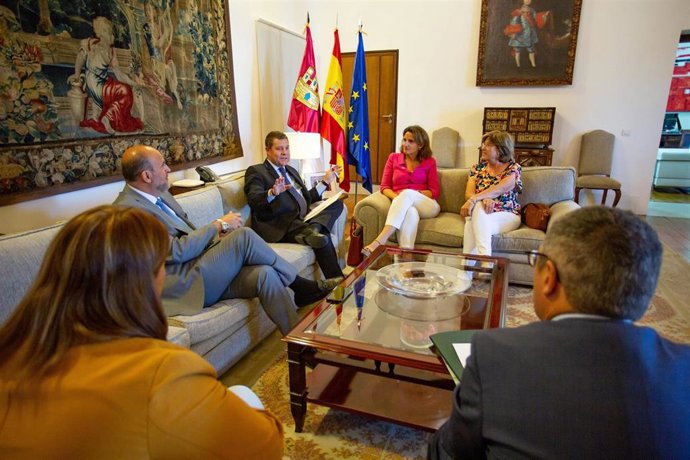 El presidente de C-LM, Emiliano García-Page, en la reunión con la ministra de Transición Ecológica, Teresa Ribera