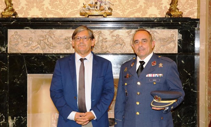El presidente del Parlament balear, Vicen Thoms y el coronel jefe de la Base Aérea de Son San Juan y Ala 49, José Manuel Munaiz.