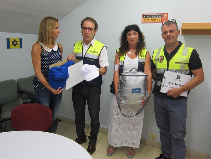 La concejal Pilar Torres junto al jefe del Semas, José Morales, la trabajadora social Fina Poveda y un agente de la policía local adscrito a este servicio