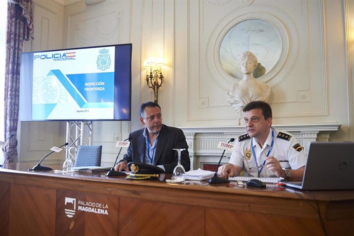 El comisario jefe de la Unidad Central de Fronteras, Fernando Alonso, participa en un curso de la UIMP