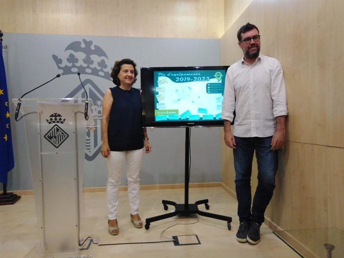 La consellera de Asuntos Sociales y Deportes del Govern, Fina Santiago, y el teniente de alclade de Cultura y Bienestar Social del ayuntamiento de Palma, Antoni Noguera.