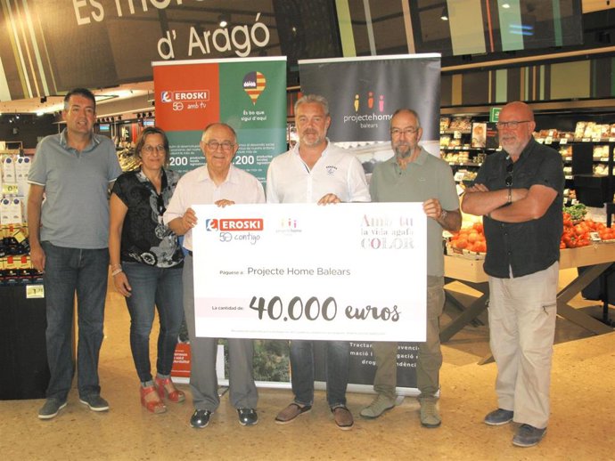 El director de Eroski Baleares, Alfredo Herráez, entrega 40.000 euros a Projecte Home