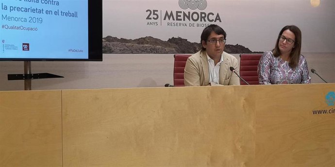 (I-D) El Conseller Negueruela Y La Presidenta Del Consell De Menorca, Susana Mora.