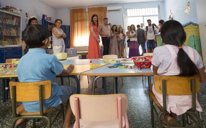 La consejera de Políticas Sociales y Familia de la Comunidad de Madrid en funciones, Lola Moreno, en la residencia infantil Vallehermoso.