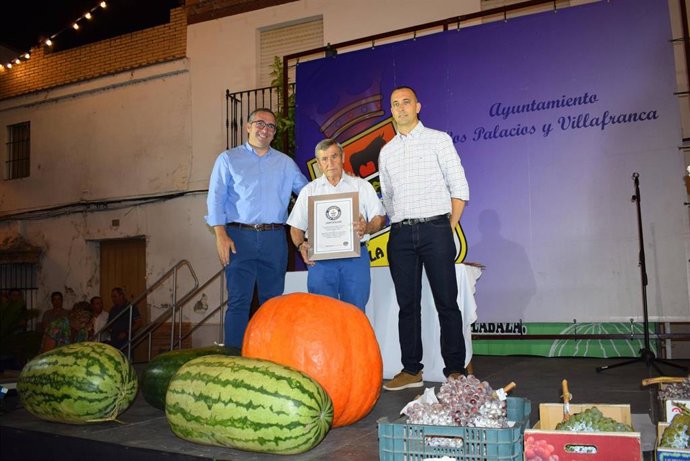 Sebastián Gómez, recibe el certificado de Record Guinness con alcalde y delegado de Agricultura