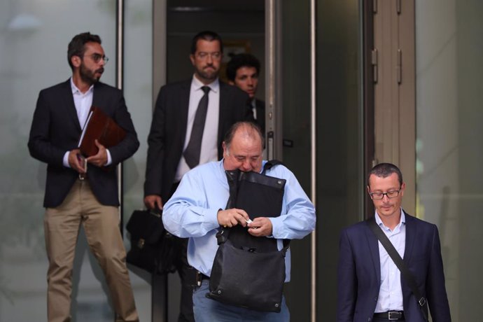 L'administrador de la societat Hispart, Joan Manuel Parra (1i), surt de l'Audincia Nacional, al costat del seu advocat (1d), després de declarar per ordre del Jutge José de la Mata, després de confessar en un jutjat de Barcelona haver cobrat treballs r