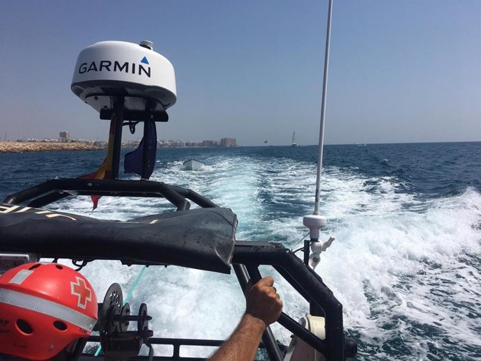 Una embarcación de Cruz Roja recupera una patera en Torrevieja.