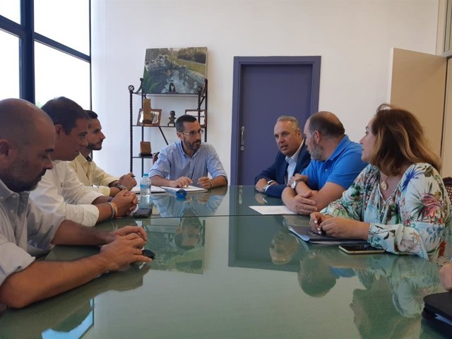 Reunión de los diferentes representantes de la Diputación y el Ayuntamiento de La Línea