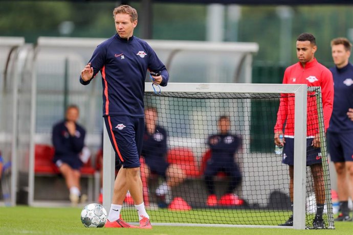 Julian Nagelsmann dirige un entrenamiento del Leipizig