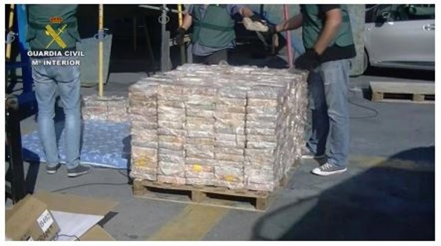 Agentes de la Guardia Civil con el material interceptado en la operación 'Rabbit'