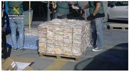 Agents de la Gurdia Civil amb el material interceptat a l'operació 'Rabbit'