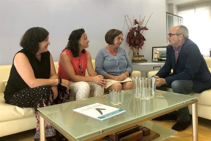 El consejero de Sanidad se reúne con la alcaldesa de Laredo