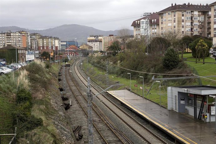 Vías de tren de Renfe a cubrir, a su paso por el centro urbano de Camargo