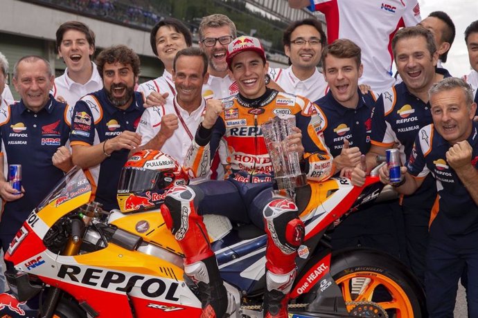 Marc Márquez celebra con Alberto Pugi y el equipo Repsol Honda su triunfo en Brno