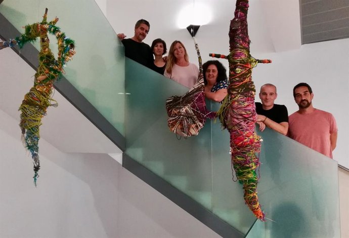 La consellera de Salut i Consum, Patricia Gómez (3i), juntament a membres de 'La Nostra Veu' i les obres cedides per l'entitat al Govern.