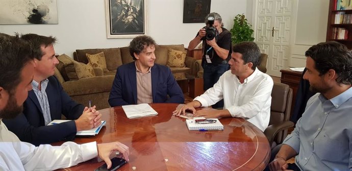 Francesc Colomer y Carlos Mazón, en el centro de la mesa.