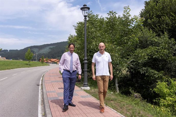 El consejero de Obras Públicas, Ordenación del Territorio y Urbanismo del Gobierno de Cantabria, José Luis Gochicoa, y el alcalde de Puente Viesgo, Óscar Villegas