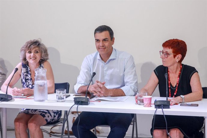 (I-D) La ministra de Sanidad, Consumo y Bienestar Social en funciones, María Luisa Carcedo; el secretario general del PSOE y presidente del Gobierno en funciones, Pedro Sánchez; y la secretaria de Servicios Sociales del PSOE, Begoña Retegui, durante su 