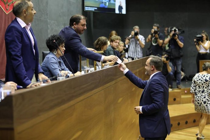 El presidente del UPN y portavoz de Navarra Suma en el Parlamento navarro, Javier Esparza, vota en la segunda y definitiva votación para la investidura de la candidata del PSN a la Presidencia del Gobierno de Navarra.