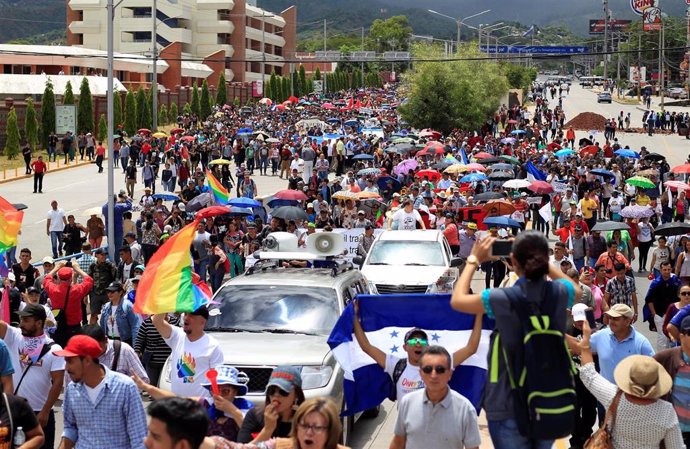 Miles de personas se manifiestan contra el presidente hondureño, Juan Orlando Hernández, en Tegucigalpa