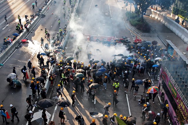 Manifestantes en la ciudad de Hong Kong por la polémica ley de extradición 