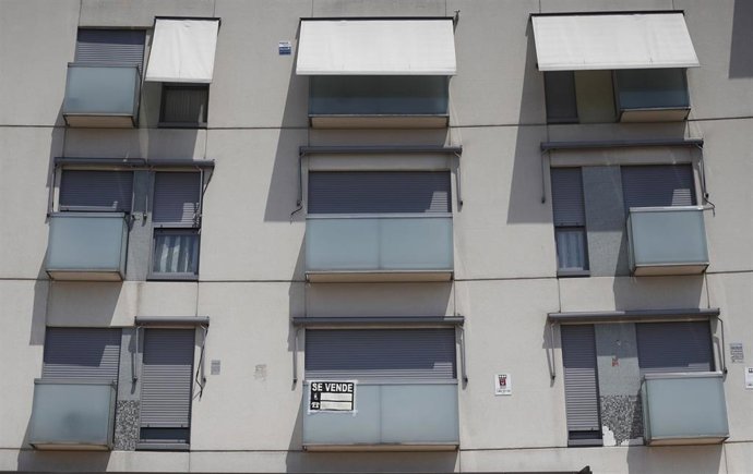 Cartel de 'se vende' en el balcón de un piso de un edificio de Madrid.