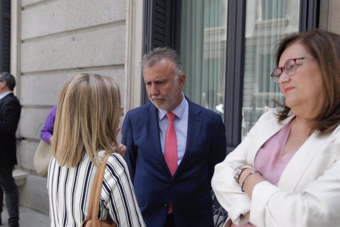El presidente de Canarias, Ángel Víctor Torres, hablando con las diputas de CC, Ana Oramas y Guadalupe González Taño