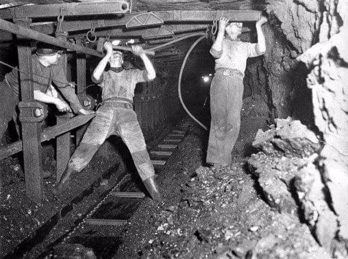 Mineros trabajando