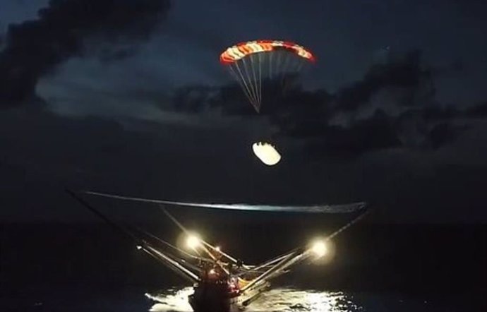 El carenado de un cohete Falcon 9 aterriza con paracaidas en un barco 
