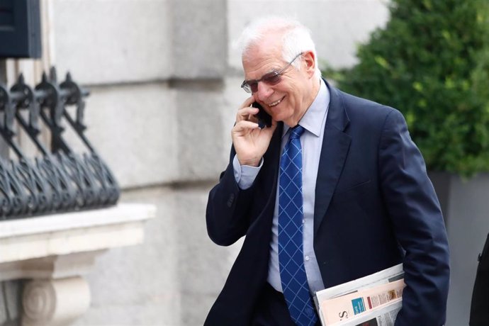 El ministro de Asuntos Exteriores y Unión Europea, Josep Borrell, a su llegada al Congreso de los Diputados para la segunda sesión del debate de investidura del candidato socialista a la Presidencia del Gobierno.